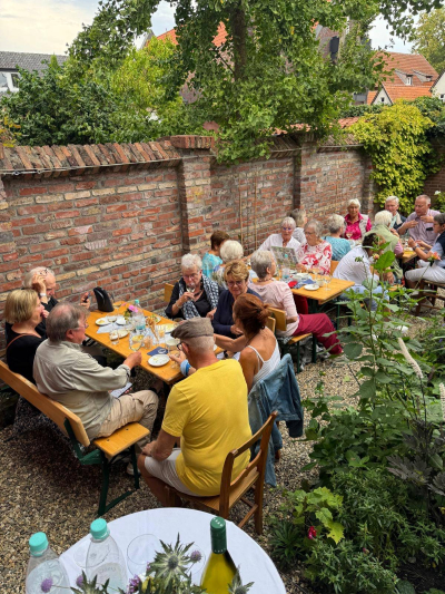 Beste Stimmung bei einem kühlen Glas Wein